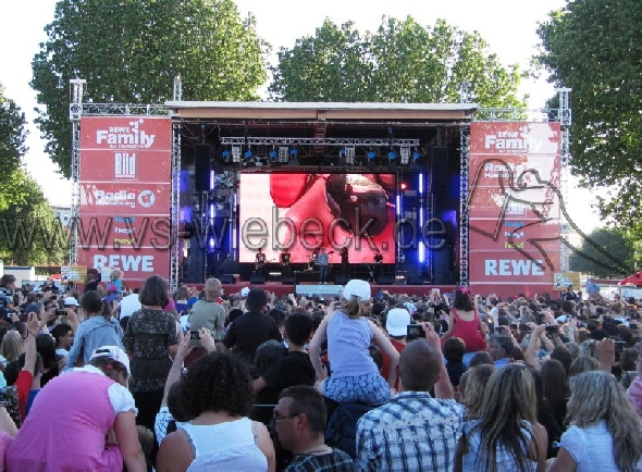 tl_files/artikel/videotechnik/LED-Wand/Vorhang/REWE Hamburg 3.JPG